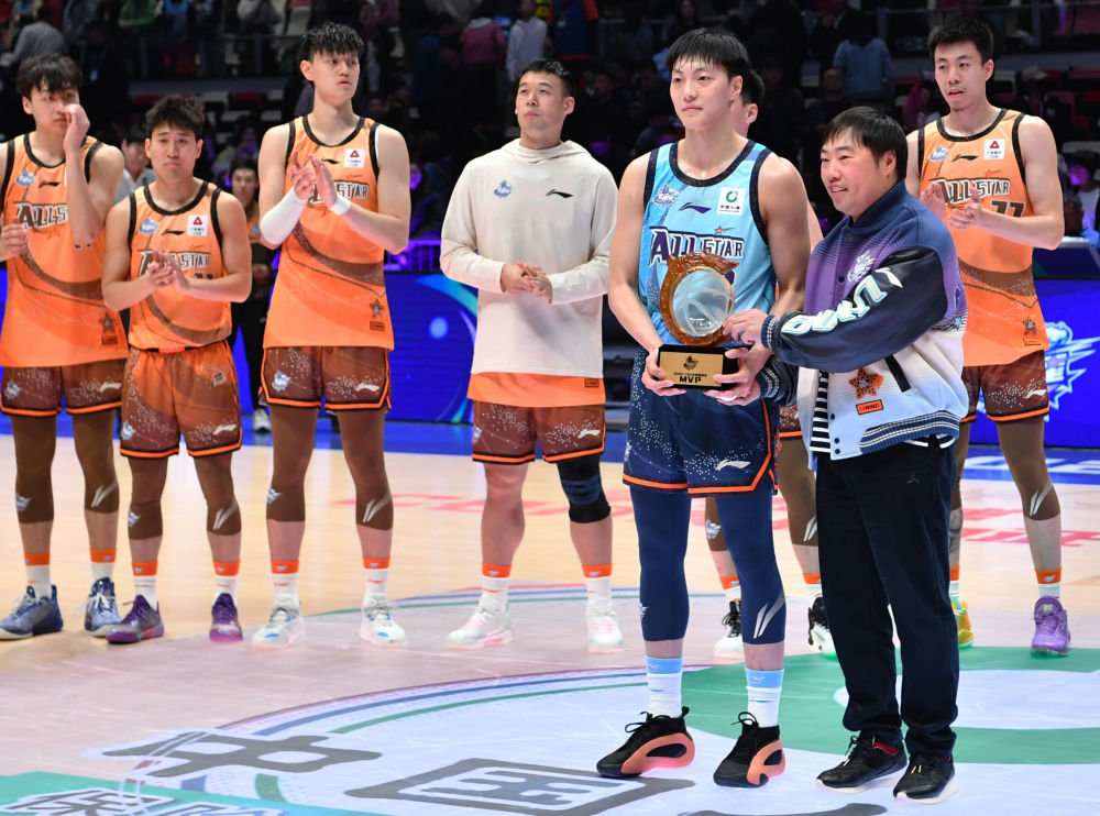 开云下载-篮球明星拼尽全力争夺国际赛事冠军