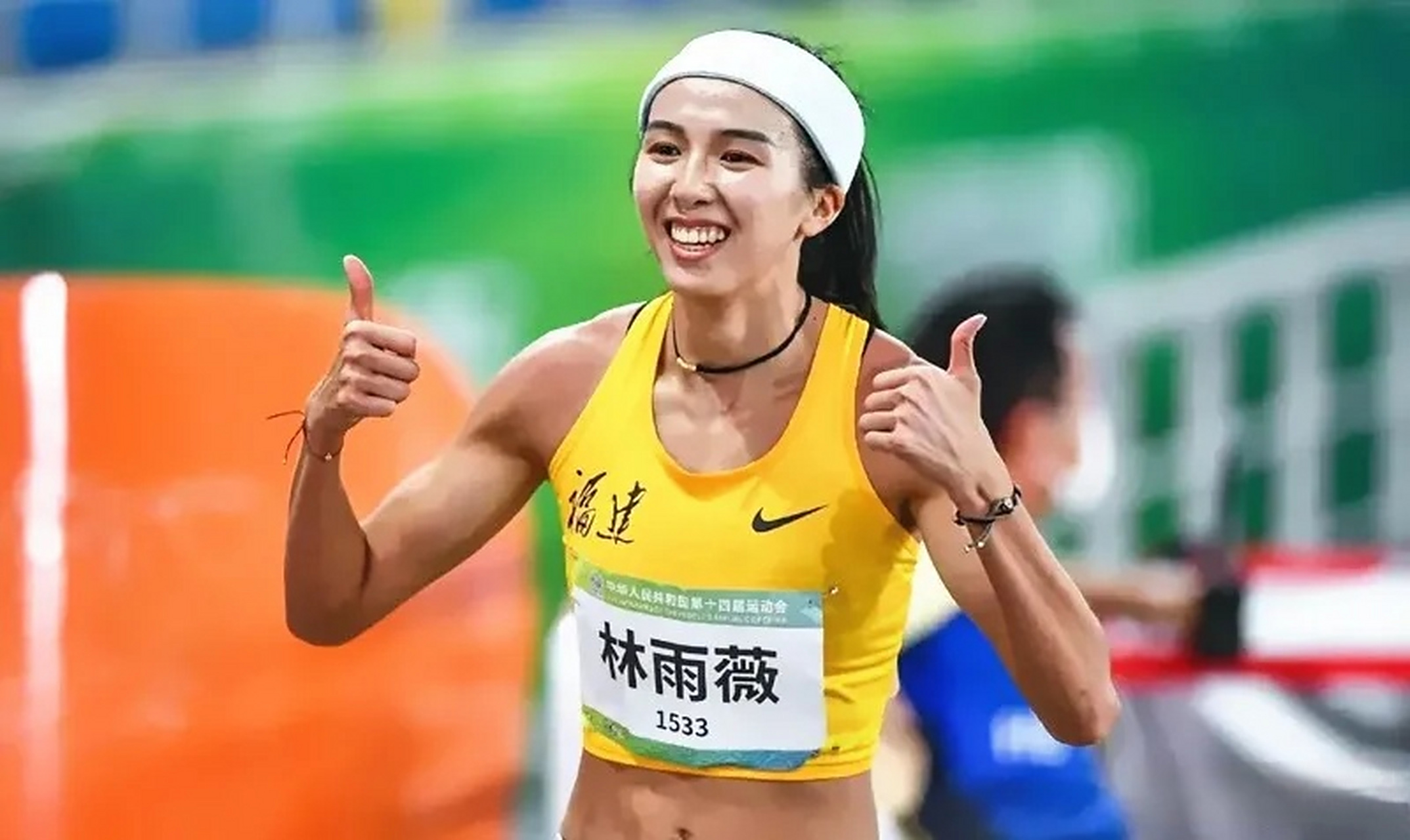 运动场上女选手们大显身手，创造佳绩
