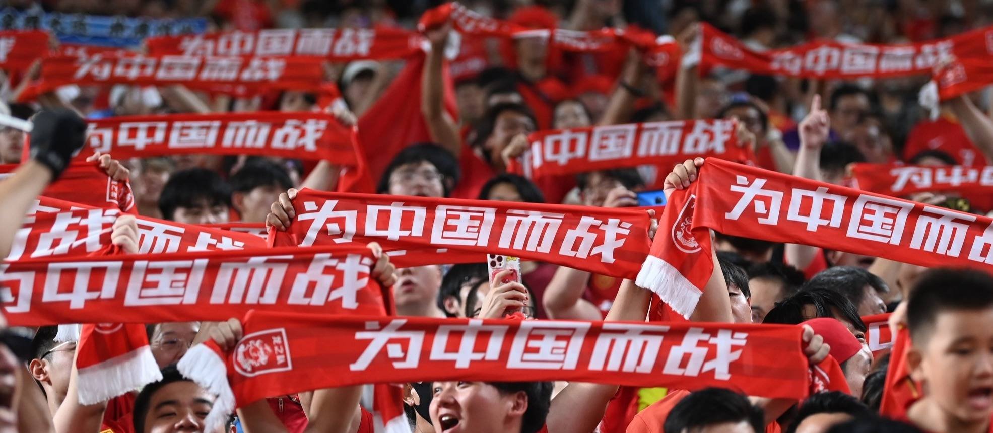 惊险激烈！球队竞争激烈争夺胜利的简单介绍