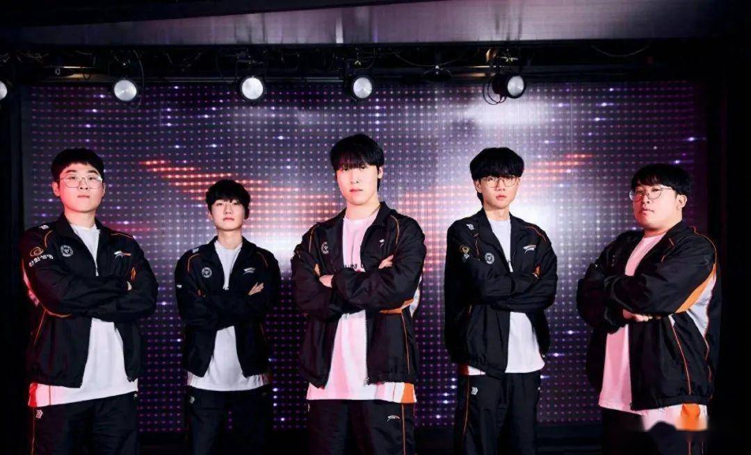 开云体育-HLE翻盘EDG，Zeus打出惊人五杀激烈交锋淘汰赛，留下经典瞬间