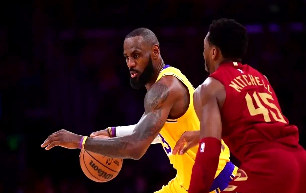 开云体育在线-詹姆斯季后赛状态正佳，骑士队实力显著提升