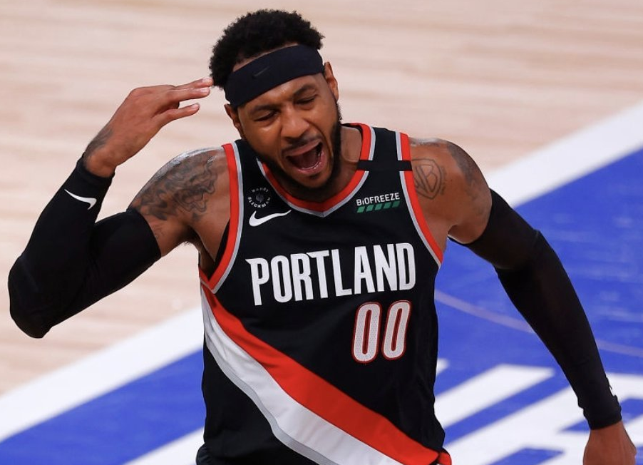 雄鹿主帅坠马受伤，赛季残局堪忧