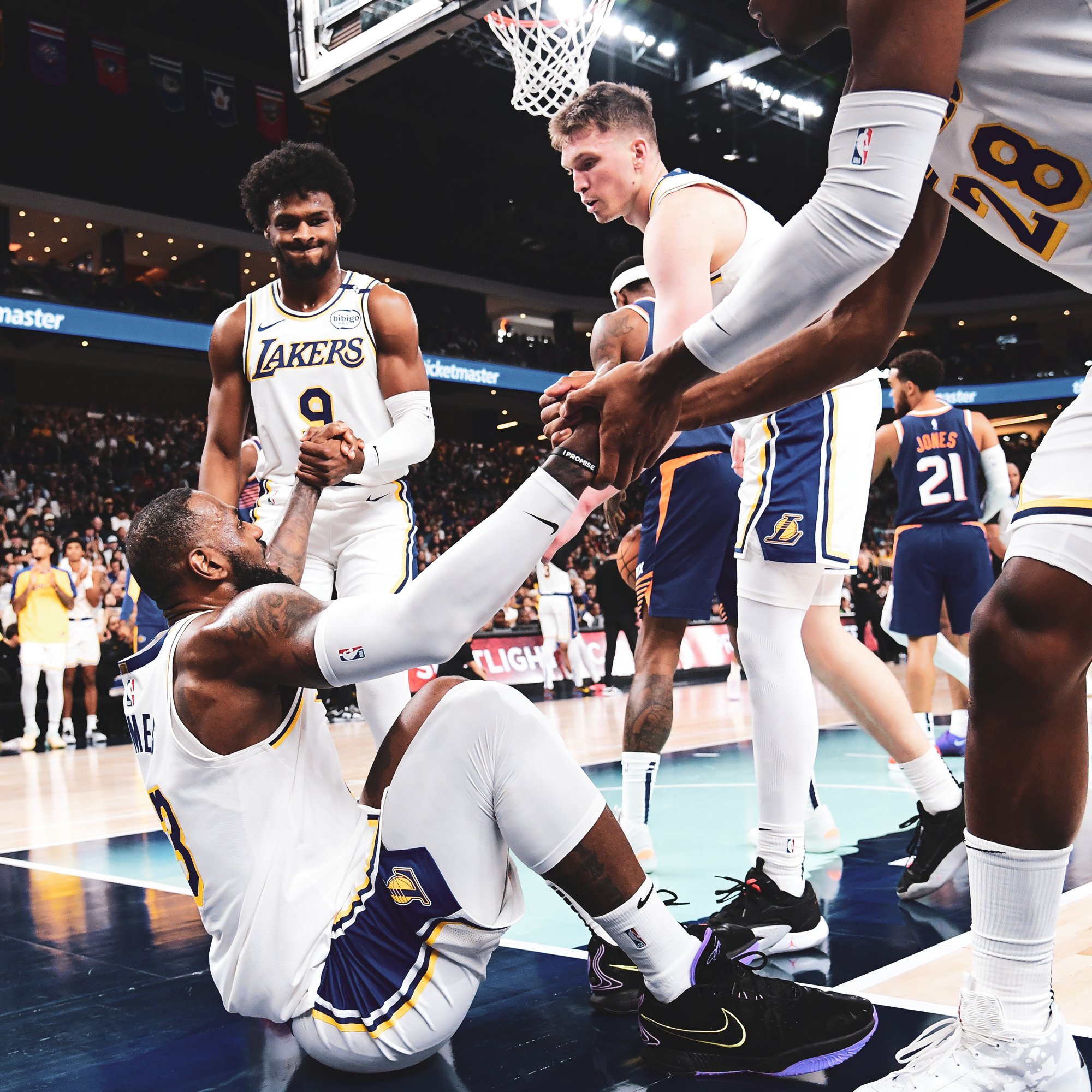 比赛中球员间的默契配合引人注目