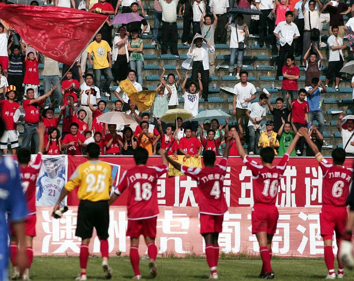 开云体育平台APP-足球队挑战强队，球员鼓足斗志备战