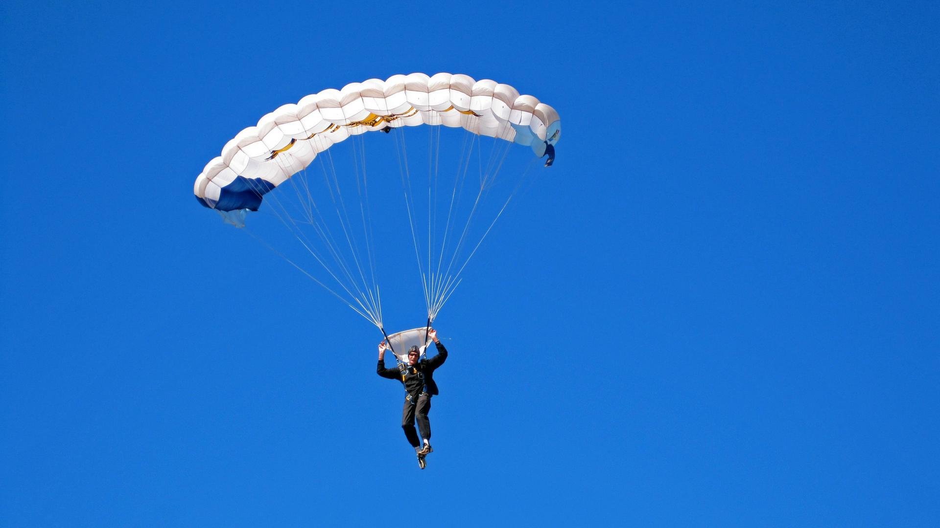 江湖两重天，鹈鹕江风穿广厦，浓眉烽火定乾坤
